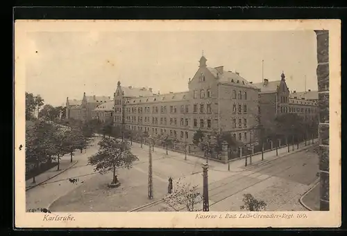 AK Karlsruhe, Kaserne 1. Badisches Leib-Grenadier-Rgt. 109 mit Strassenkreuzung aus der Vogelschau