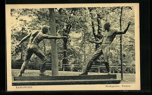 AK Karlsruhe, Statue Die Fechter im Stadtgarten