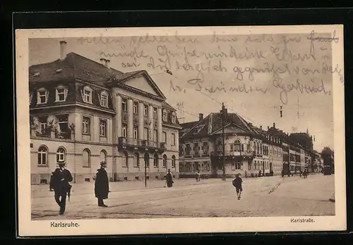 AK Karlsruhe, Karlstrasse mit Passanten und Schutzmann