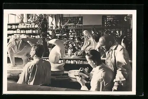 AK Meissen, Männer in Werkstatt der staatlichen Porzellan-Manufaktur