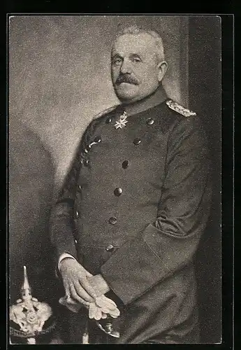 AK Generaloberst von Woyrsch neben seinem Pickelhelm