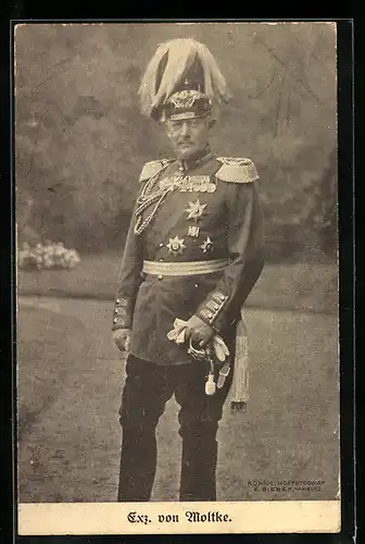 AK Heerführer von Moltke in Paradeuniform in einem Park