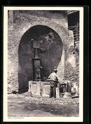 AK Poschiavo, Bauer steht an einem Brunnen