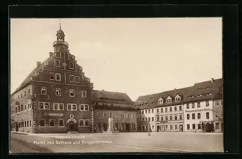 AK Dippoldiswalde, Markt mit Rathaus und Kriegerdenkmal