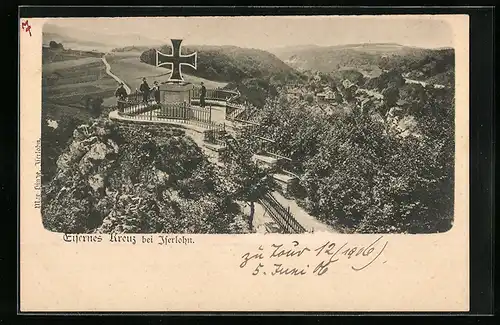 AK Iserlohn, Eisernes Kreuz mit Besuchern und Ortsansicht