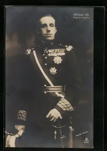 AK König Alfons XIII. von Spanien in ordengeschmückter Uniform