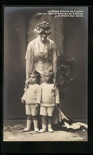 AK La Reine Victoria de Espana con sus hijos el Principe de Asturias y el infante Don Jaime