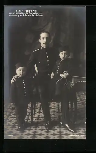 AK Alfons XIII., der König von Spanien mit dem Kronprinzen und Prinz Jaime