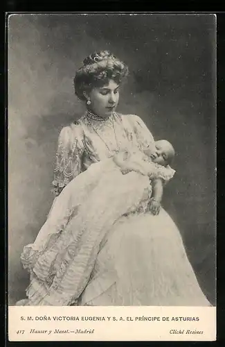 AK Königin Victoria Eugenia von Spanien mit ihrem Sohn