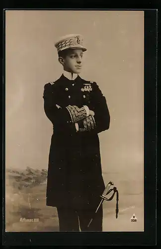 AK Der junge König von Spanien in Uniform mit verschränkten Armen