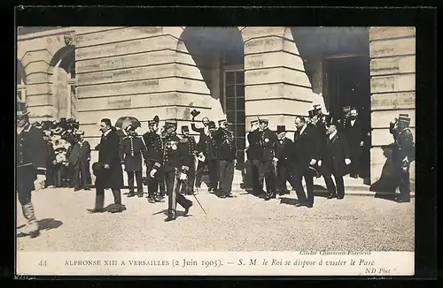 AK Versailles, Alphonse XIII a Versailles 1905, Le Roi se dispose à visiter le Parc
