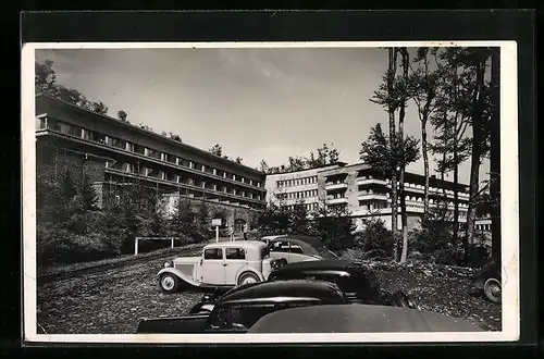 AK Mátra-Gebirge, Hotel Kékes mit Autos