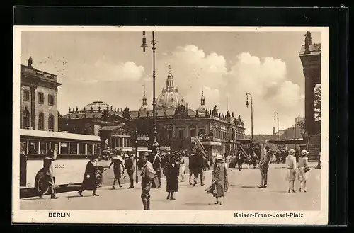 AK Berlin, Passanten auf dem Kaiser-Franz-Josef-Platz