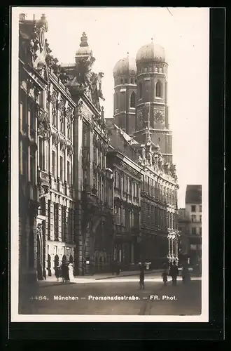 AK München, Die Türme der Frauenkirche von der Promenadenstrasse gesehen