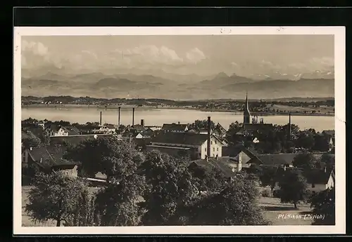 AK Pfäffikon (Zürich), Ortsansicht mit Gewässer und Blick in die Berge