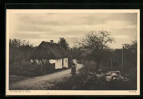 AK Lehn /Lausitz, Dorfstrasse mit Haus und Einwohnerin