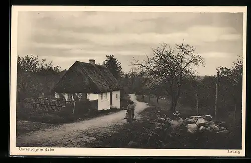 AK Lehn /Lausitz, Dorfstrasse mit Haus und Dorfbewohnerin