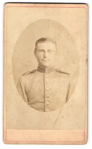 Fotografie unbekannter Fotograf und Ort, Soldat Johann Clausen in Uniform