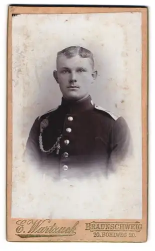 Fotografie E. Wartzack, Braunschweig, Bohlweg 20, Junger Soldat mit Schützenschnur in Uniform