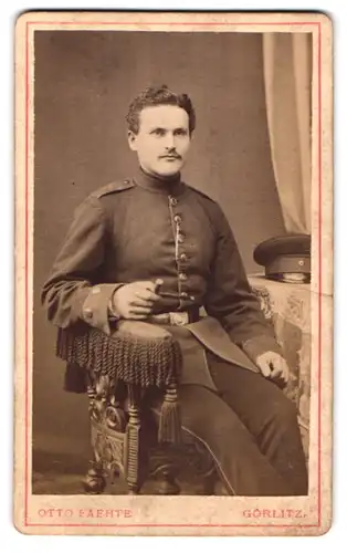 Fotografie Otto Faehte, Görlitz, Grüner Graben 24, Soldat mit Zigarre in Uniform