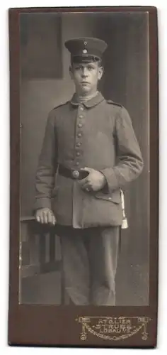 Fotografie Atelier Strube, Löbau i. S., Junger Soldat mit Portepee am Bajonett in Uniform