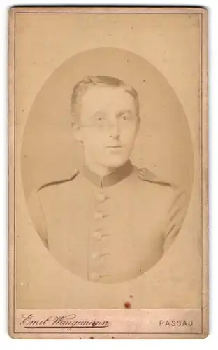 Fotografie Emil Wangemann, Passau, Heilige Geiststrasse 379, Uniformierter Soldat im Portrait