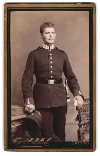 Fotografie Franz Ehrlich, Dresden, Königsbrückerstrasse 50, Gardesoldat mit Bajonett und Portepee in Uniform