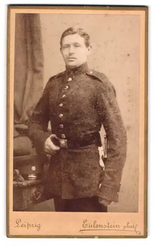 Fotografie Eulensteni, Leipzig, Zeitzer-Strasse 30, Soldat mit Portepee am Bajonett in Uniform mit geschwellter Brust