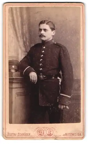 Fotografie Gustav Schröder, Mittweida, Rochlitzer-Strasse 234, Soldat mit Schnauzer, Portepee und Bajonett in Uniform