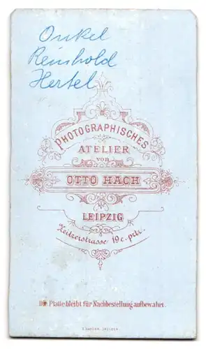 Fotografie Otto Hach, Leipzig, Zeitzerstrasse 19c, Reinhold Hertel in Uniform mit Bajonett und Portepee