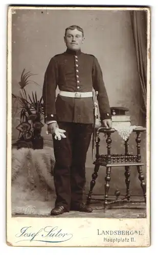 Fotografie Josef Sutor, Landsberg a. L., Hauptplatz 11, Soldat mit Bajonett und Portepee in Uniform