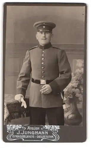 Fotografie J. Jungmann, Strassburg i. E., Steinring 40, Rauchender Soldat mit Schirmmütze in Uniform
