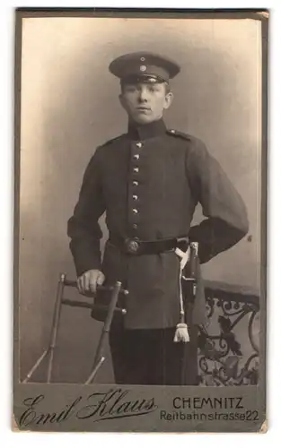 Fotografie Emil Klaus, Chemnitz, Reitbahnstrasse 22, Junger Soldat mit Bajonett und Portepee in Uniform