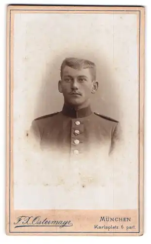 Fotografie F.X. Ostermayr, München, Karlsplatz 6, Junger Soldat in Uniform