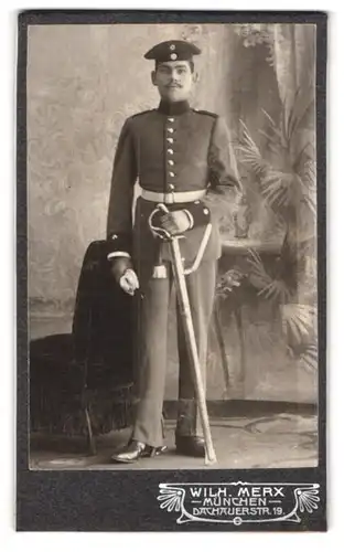 Fotografie Wilh. Merx, München, Dachauerstrasse 19, Soldat mit Portepee an seiner Hiebwaffe in Uniform