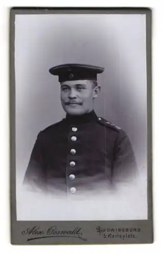 Fotografie Alex Osswald, Ludwigsburg, Karlsplatz, Lächelnder Soldat in Uniform