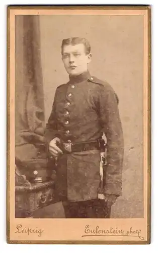 Fotografie Eulenstein, Leipzig, Zeitzer-Strasse 30, Junger Soldat mit Bajonett und Portepee in Uniform