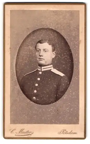 Fotografie C. Maeter, Potsdam, Französischestrasse 8, Gardesoldat in Uniform