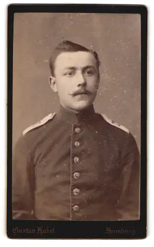 Fotografie Gustav Habel, Hamburg, Poolstrasse 18, Soldat mit Schnauzer in Uniform