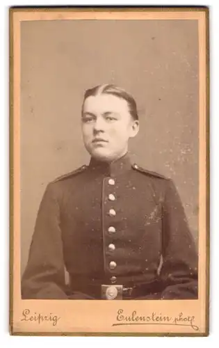 Fotografie Eulenstein, Leipzig, Zeitzer-Strasse 30, Junger Soldat in Uniform