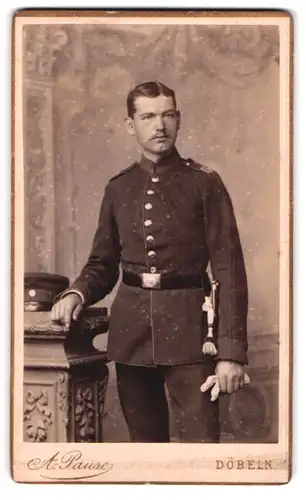 Fotografie A. Pause, Döbeln, Bahnhofstrasse 295, Soldat des Inf. Rgt. 13 mit Bajonett und Portepee in Uniform