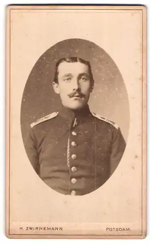 Fotografie H. Zwirnemann, Potsdam, Brandenburgerstrasse 7, Soldat mit pomadisiertem Haar in Uniform