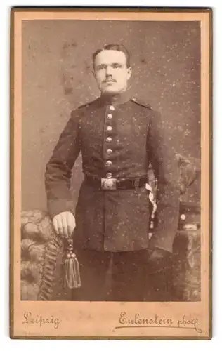 Fotografie Eulenstein, Leipzig, Zeitzer-Strasse 30, Soldat mit Portepee am Bajonett in Uniform