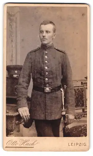 Fotografie Otto Hach, Leipzig, Zeizterstrasse 23, Soldat mit Portepee am Bajonett in Uniform