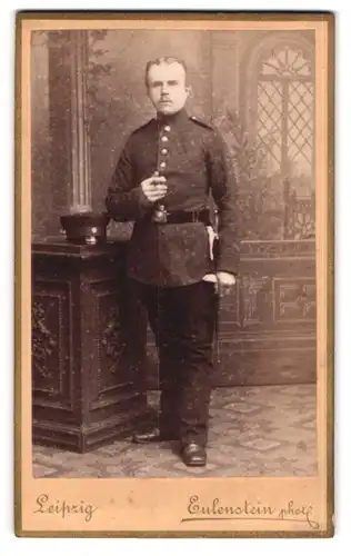 Fotografie Eulenstein, Leipzig, Zeitzer-Strasse 30, Soldat mit Bajonett und Portepee in Uniform