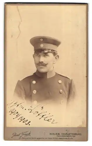 Fotografie Paul Finck, Berlin-Charlottenburg, Tauenzienstrasse 13a, Soldat mit Schirmmütze in Uniform