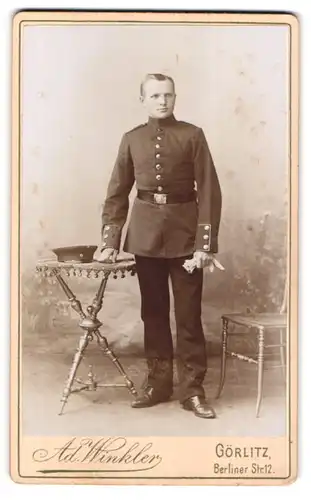 Fotografie Ad. Winkler, Görlitz, Berliner Strasse 12, Junger Soldat in Uniform mit Schirmmütze