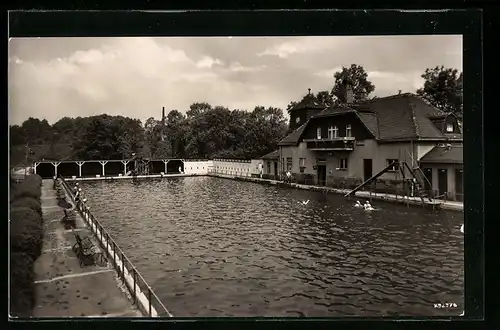 AK Lengenfeld i. Vogtl., Stadtbad mit Badegästen