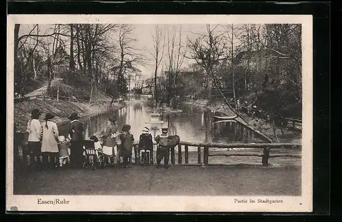 AK Essen, Kinder stehen am Teich im Stadtgarten