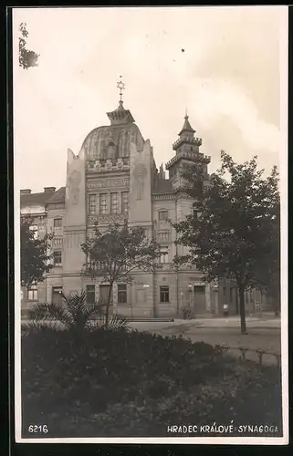 Fotografie unbekannter Fotograf, Ansicht Hradec Kralove, Synagoge mit Strassenansicht
